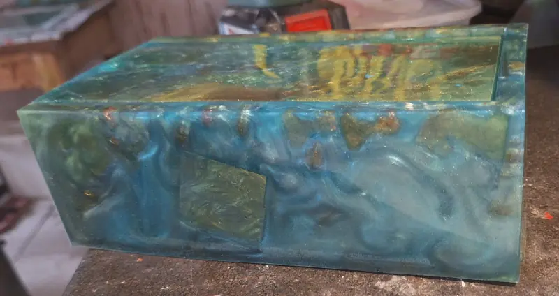 An epoxy resin box for chess pieces, in green and azure