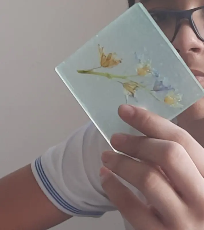 A epoxy resin coaster with embedded flowers